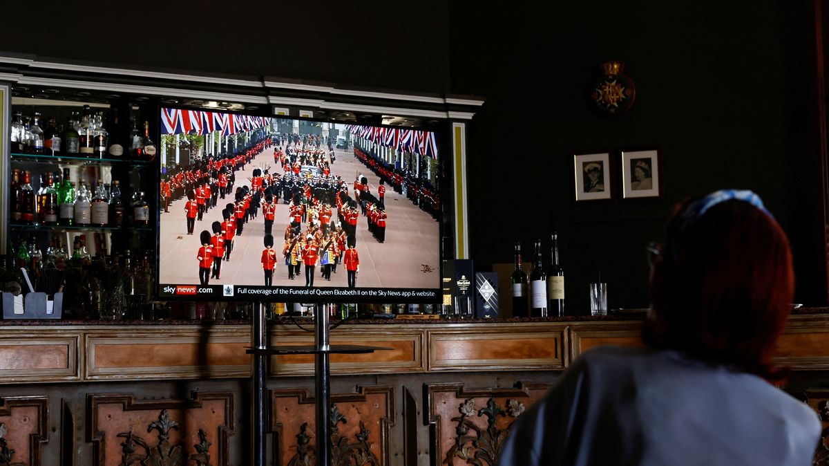 Pohřeb královny lámal rekordy ve sledovanosti, pro televize je ale ztrátový